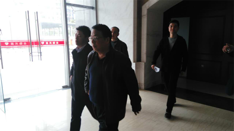 集團(tuán)公司總經(jīng)理萬(wàn)先逵、副總經(jīng)理周志宏一行親臨利民佳苑小區(qū)現(xiàn)場(chǎng)指導(dǎo)工作