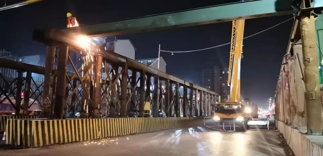 黨委書記、董事長(zhǎng)涂建平現(xiàn)場(chǎng)調(diào)度南外環(huán)高速項(xiàng)目工程