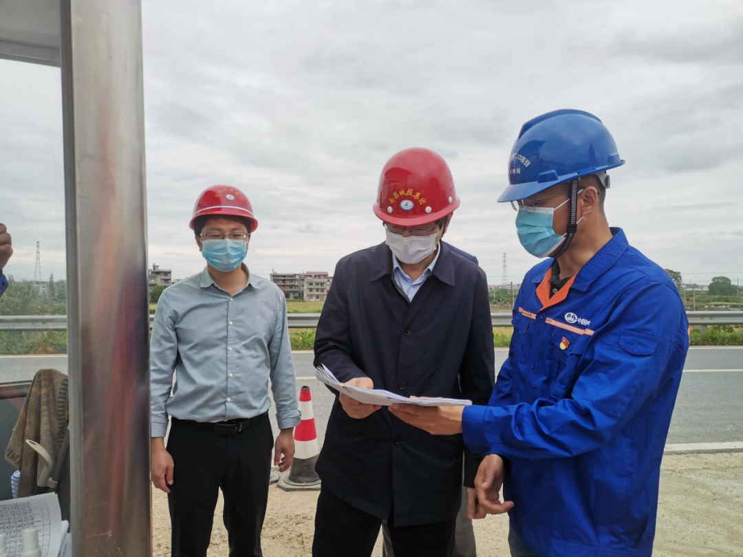 集團(tuán)黨委委員、紀(jì)委書記何志敏赴西二環(huán)高速項(xiàng)目檢查疫情防控工作